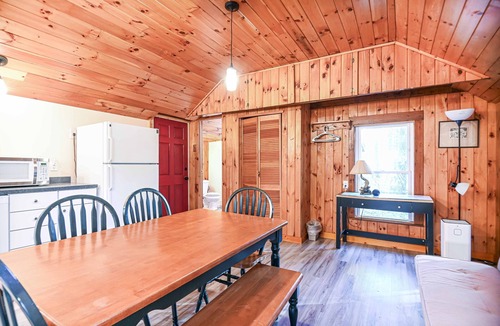South Sanford Cabin | Cottage by the Pond – The Perfect Cozy Escape! Great for Couples and Families