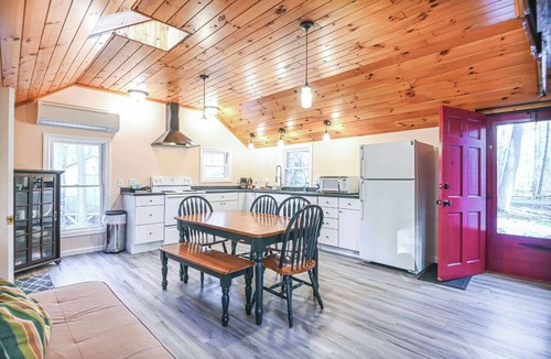 South Sanford Cabin | Cottage by the Pond – The Perfect Cozy Escape!