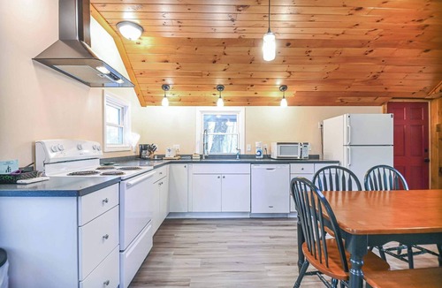 South Sanford Cabin | Cottage by the Pond – The Perfect Cozy Escape!