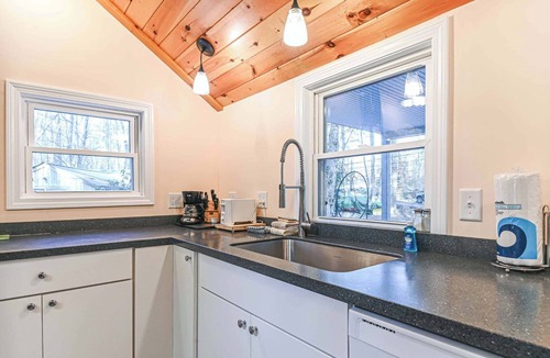 South Sanford Cabin | Cottage by the Pond – The Perfect Cozy Escape!