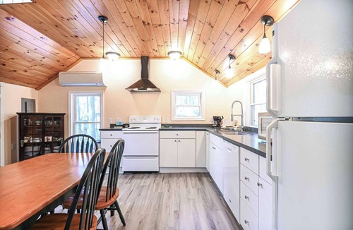 South Sanford Cabin | Cottage by the Pond – The Perfect Cozy Escape!