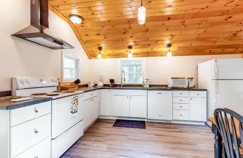 South Sanford House | Cottage by the Pond