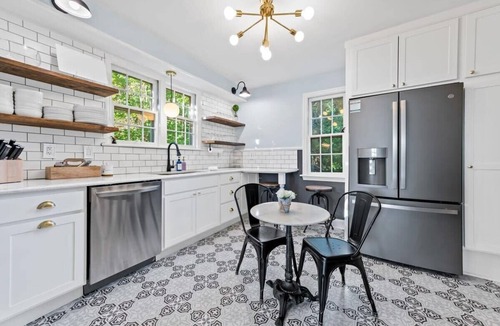 Williamstown House | Cottage for 12, Close to Ark, Private Parking, 4BR