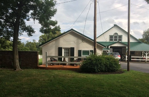 Lexington Cottage | Cottage on working Thoroughbred Horse Farm on Kentucky's Horse Parkway