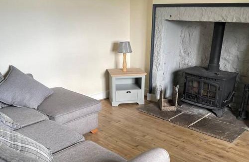 Old Bewick House | Cottage - Sleeps 6 - Garden - Parking