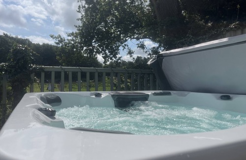 Wing Cottage | Cottage with private hot tub overlooking fishing lake sleeping 4