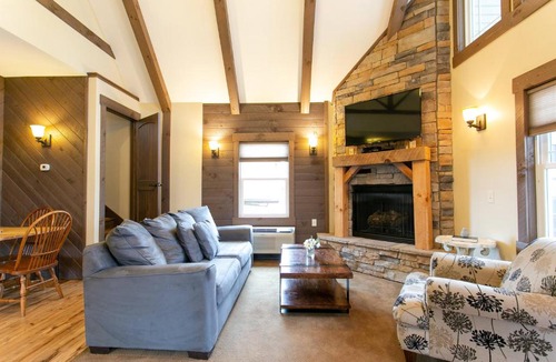 Berlin House | Country Bliss Cottage by Amish Country Lodging