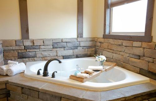 Berlin House | Country Bliss Cottage by Amish Country Lodging