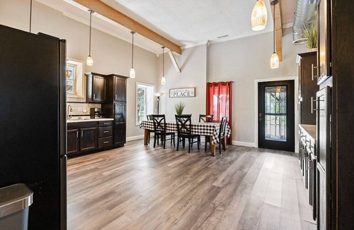Brewer House | Country Farmhouse | Large Parking 4 bed/2 bath