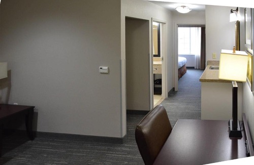 Quail Creek Hotel | Country Inn & Suites by Radisson, Oklahoma City - Quail Springs, OK