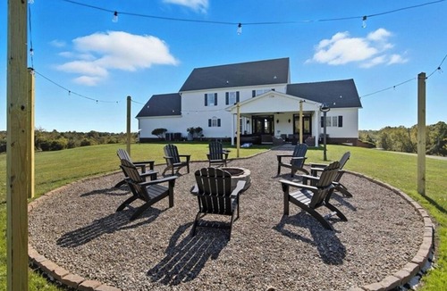 Chaplin House | Countryside Hot Tub Pickleball Firepit Gym