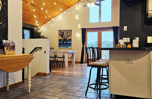 Alexandria House | Countryside Knotty Pine 1King,2Queen,2bunk beds Large Yard + a deck with a View