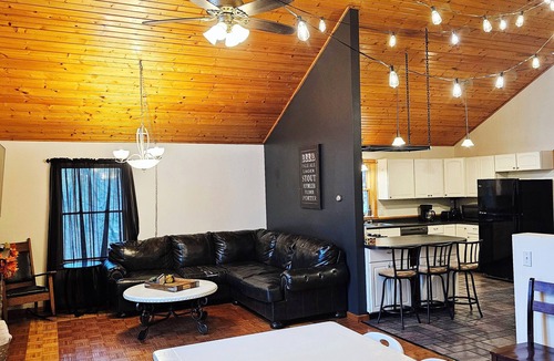 Alexandria House | Countryside Knotty Pine 1King,2Queen,2bunk beds Large Yard + a deck with a View