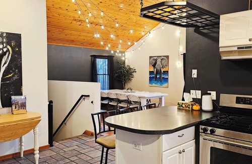 Alexandria House | Countryside Knotty Pine 1King,2Queen,2bunk beds Large Yard + a deck with a View