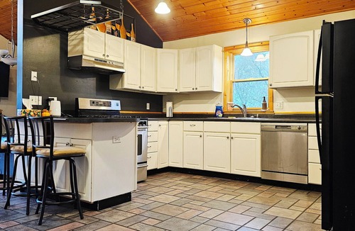 Alexandria House | Countryside Knotty Pine 1King,2Queen,2bunk beds Large Yard + a deck with a View