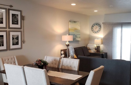 Buffalo Ridge House | Couple's Escape: Hot-Tub, Breakfast + Near Brewery/Market