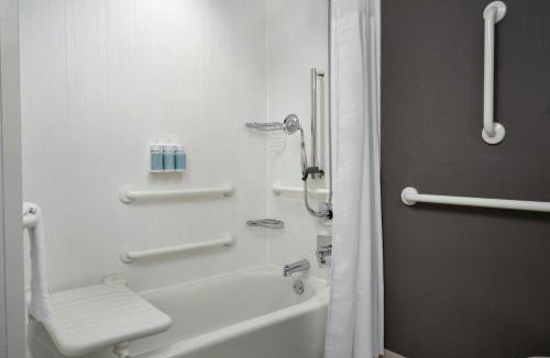 Erie Hotel | Courtyard by Marriott Erie Bayfront