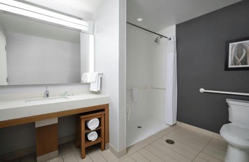 Erie Hotel | Courtyard by Marriott Erie Bayfront