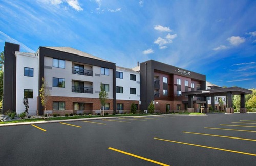 Traverse City Hotel | Courtyard by Marriott Traverse City