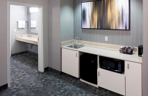 Greenwich Hotel | Courtyard by Marriott Wichita East