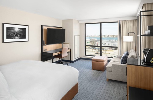 Downtown Portland Hotel | Courtyard Portland Downtown/Waterfront