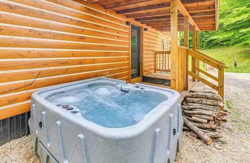Campton Cabin | Covered Deck & Hot Tub: Cozy Retreat in Campton!
