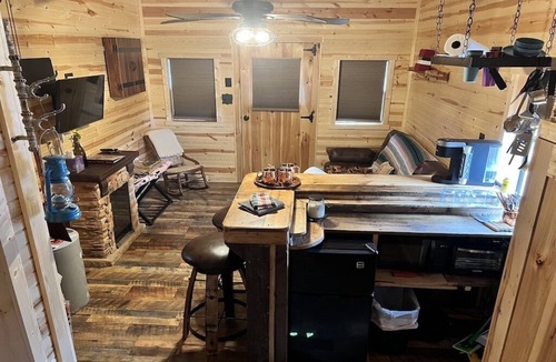 Hamersville Cabin | Cowboy Saloon Cabin