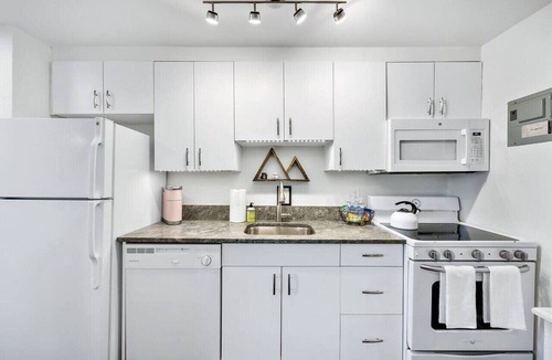Englewood Apartment | Cozy 1/1 Walkability & Near Dnvr