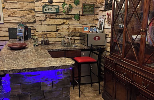 Scott Township House | Cozy 1-bedroom 1st floor in beautiful Pittsburgh with AC