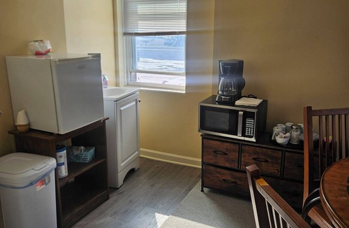 Castle Shannon Apartment | Cozy 1-bedroom apartment on the trolley line 10 min from downtown pittsburgh