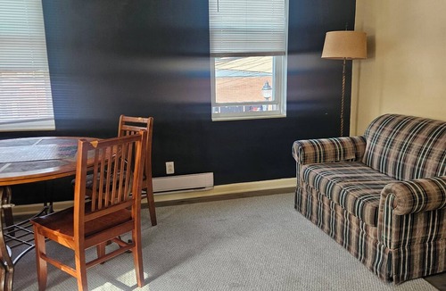 Castle Shannon Apartment | Cozy 1-bedroom apartment on the trolley line 10 min from downtown pittsburgh