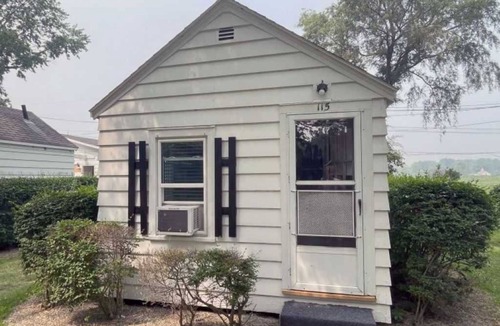 Huron Cottage | Cozy 1 bedroom Cabin #116 with AC and WiFi
