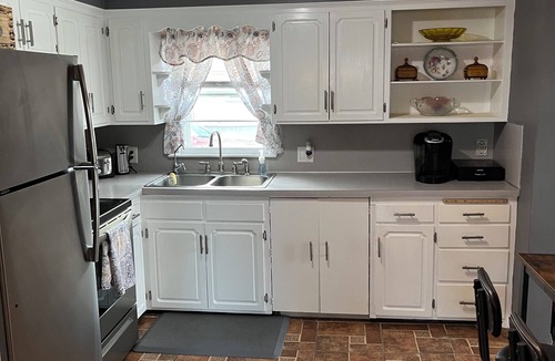 Erie House | Cozy 1 Bedroom Home, Lake Erie