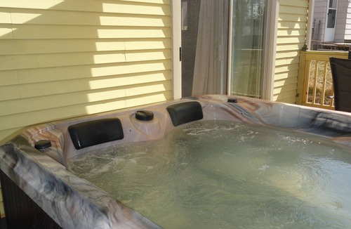 Lansing House | Cozy 1-bedroom with Hot Tub