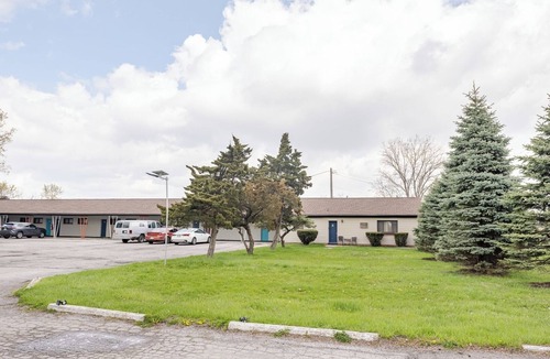 Riverview Apartment | Cozy 1BR Apt AC & Parking Brownstown