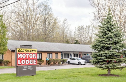 Riverview Apartment | Cozy 1BR Apt AC & Parking Brownstown