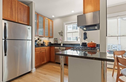 The Port Apartment | Cozy 2-Bed Apt Near MIT/Harvard + Parking