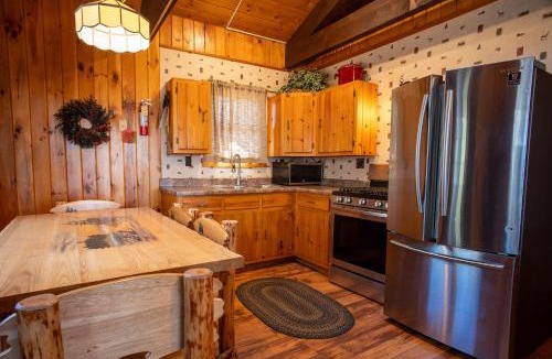 Babbitt House | Cozy 2 Bed Room Cabin - Versatile & Airy - Sleeps 5 - Netflix CB12