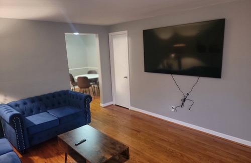 Roselawn Finance Apartment | Cozy 2 bedroom Apartment close to kenwood mall and all major amentiies
