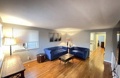 Roselawn Finance Apartment | Cozy 2 bedroom Apartment close to kenwood mall and all major amentiies
