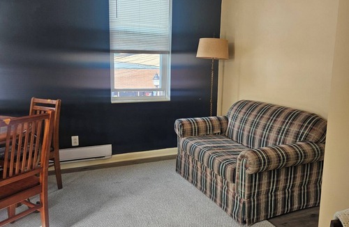 Castle Shannon Apartment | Cozy 2-bedroom apartment in Pittsburgh on the trolley line 10 min from downtown