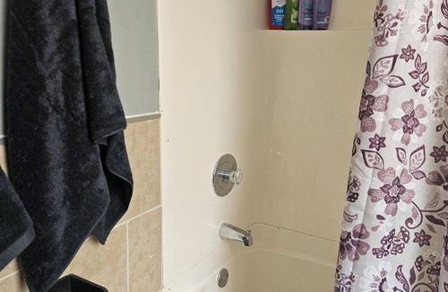 Castle Shannon Apartment | Cozy 2-bedroom apartment in Pittsburgh on the trolley line 10 min from downtown