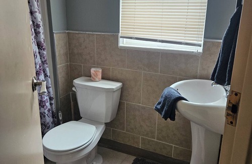 Castle Shannon Apartment | Cozy 2-bedroom apartment in Pittsburgh on the trolley line 10 min from downtown