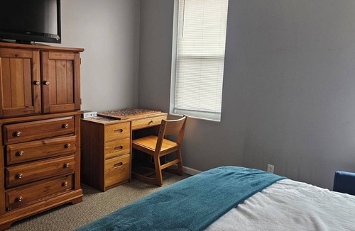 Castle Shannon Apartment | Cozy 2-bedroom apartment in Pittsburgh on the trolley line 10 min from downtown