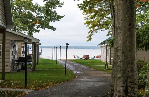 Houghton Lake Cabin | Cozy 2-bedroom cabin with lake view and access.