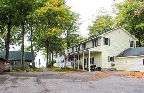 Houghton Lake Cabin | Cozy 2-bedroom cabin with lake view and access.