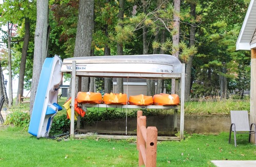 Houghton Lake Cabin | Cozy 2-bedroom cabin with lake view and access.