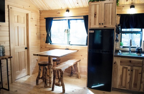 East Fultonham Cabin | Cozy 2-bedroom cabin with hot tub nestled in the woods of Morgan County