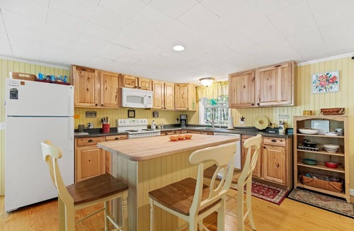 Standish Cottage | Cozy 2-bedroom cottage in charming Frye Island-Four minute walk to the beach