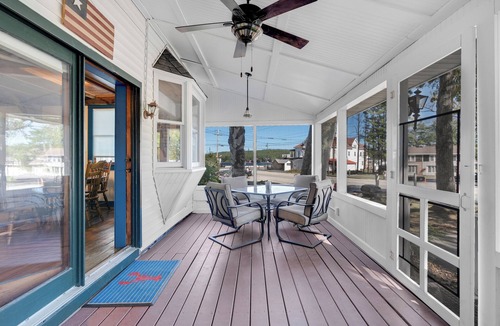 Naples Cabin | Cozy 2-bedroom Cottage on the Naples Causeway